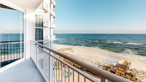 Een balkon met uitzicht op het strand en de oceaan.