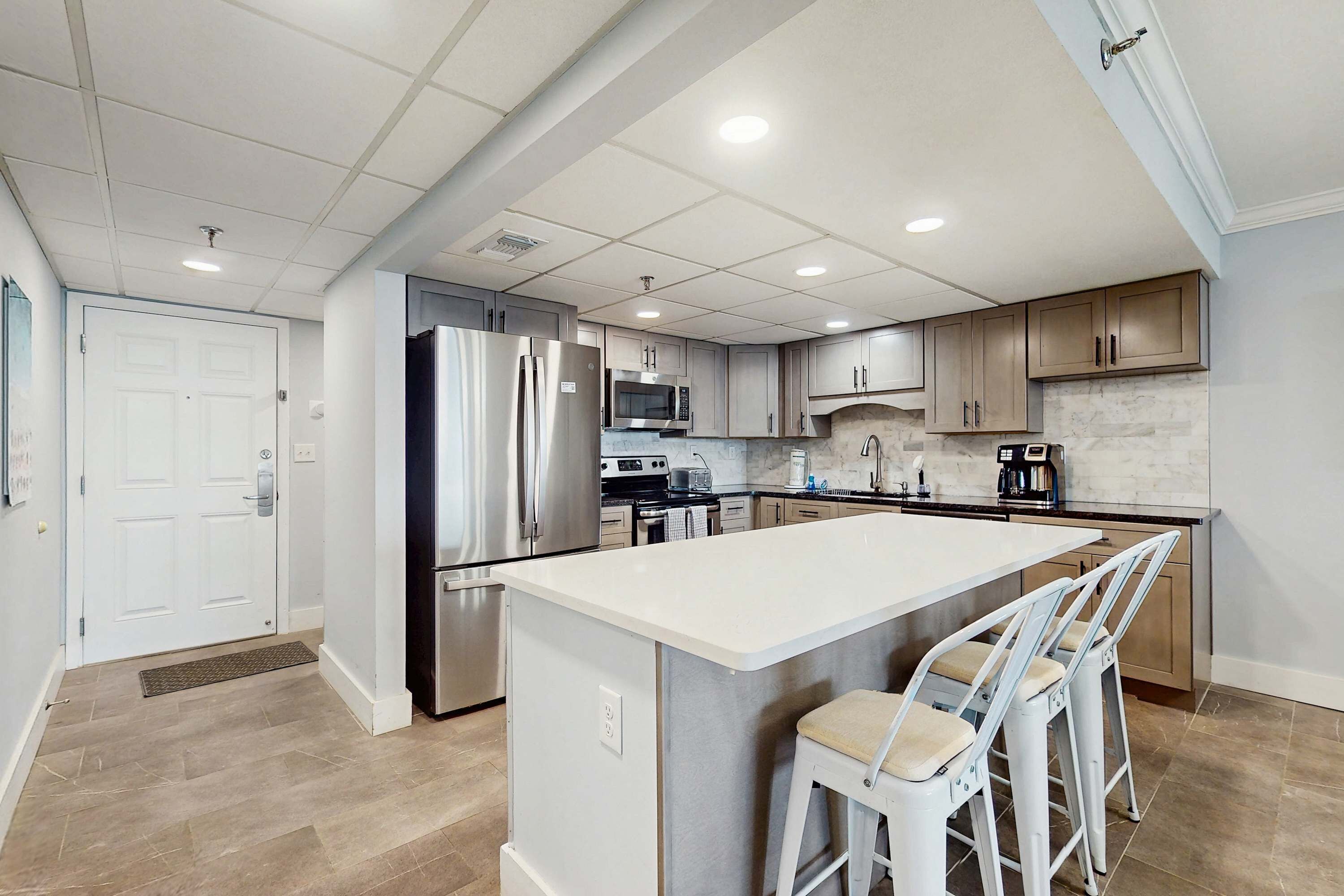 Jääkaappi, mikroaaltouuni, uuni, liesi