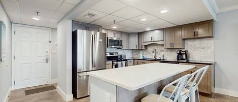 Geladeira, micro-ondas, fogão, cooktop