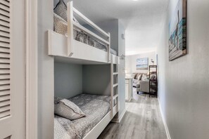 1 bedroom, iron/ironing board, WiFi - Trendy condo with full kitchen, shared pool, and easy beach access (Miramar Beach)