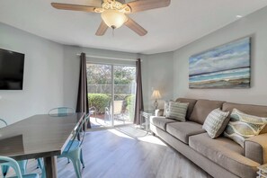TV - Trendy condo with full kitchen, shared pool, and easy beach access (Miramar Beach)