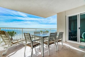 Outdoor dining - Gorgeous Oceanfront condo with washer/dryer, Gulf-front balcony & pool/hot tub (Perdido Key)