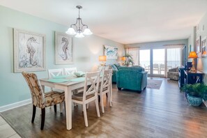 TV, DVD player, offices - Gorgeous Oceanfront condo with washer/dryer, Gulf-front balcony & pool/hot tub (Perdido Key)