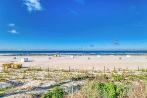On the beach - Charming, beachfront condo with furnished balcony & a bi-level pool (Panama City Beach)