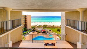 Ein Balkon mit Blick auf Strand und Pool.
