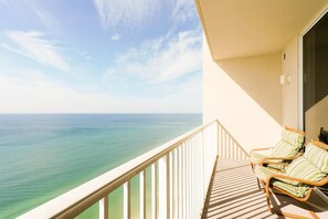 Property grounds - Gulf-front condo on the 19th floor w/ beach service, hot tubs & pools (Panama City Beach)