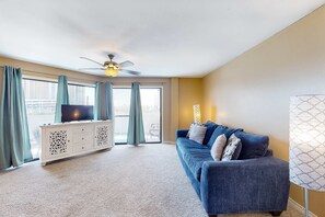 TV, offices - Cozy condo in paradise with pool, sauna & private dock - snowbird-friendly (Panama City Beach)