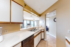 Fridge, microwave, oven, stovetop - Cozy condo in paradise with pool, sauna & private dock - snowbird-friendly (Panama City Beach)