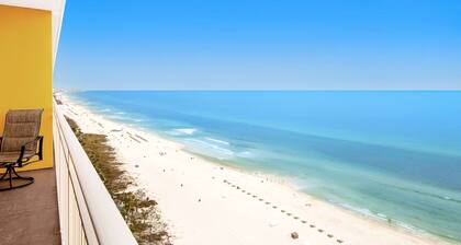 Oceanfront, 14th-floor condo with pool, ocean view & high-speed WiFi