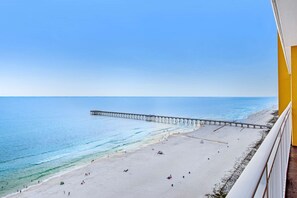 On the beach - Oceanfront, 14th-floor condo with pool, ocean view & high-speed WiFi (Panama City Beach)