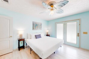 3 bedrooms, desk, iron/ironing board, WiFi - Dog-friendly vibrant home with jetted tub - 2 miles to beach (Panama City Beach)