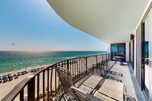 Un balcó amb vista a la platja i l'oceà.