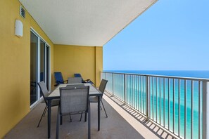 Outdoor dining - Beachfront penthouse with 2 free beach chairs, WiFi, amazing views, pool & hot tub (Panama City Beach)