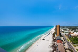 On the beach - Beachfront penthouse with 2 free beach chairs, WiFi, amazing views, pool & hot tub (Panama City Beach)