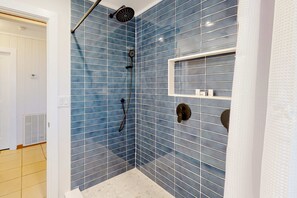Shower, hair dryer, towels - Quiet and relaxing home with full kitchen, patio, Pack-N-Play, & beach access (Panama City Beach)