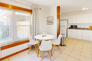 Dining - Quiet and relaxing home with full kitchen, patio, Pack-N-Play, & beach access (Panama City Beach)