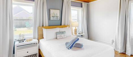 3 habitaciones, escritorio y tabla de planchar con plancha