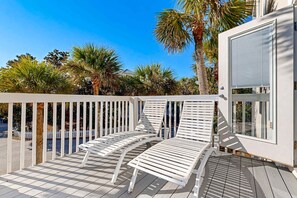 Terrace/patio - Spacious & sun-filled  retreat with pool, patio, & W/D - short walk to the beach (Santa Rosa Beach)