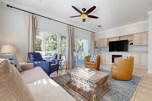 TV - Spacious & sun-filled  retreat with pool, patio, & W/D - short walk to the beach (Santa Rosa Beach)