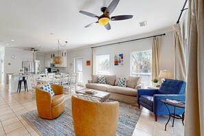 TV - Spacious & sun-filled  retreat with pool, patio, & W/D - short walk to the beach (Santa Rosa Beach)
