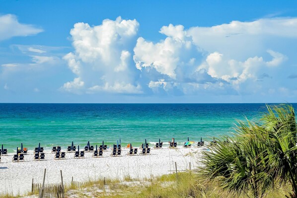 Beach nearby - Vibrant seventh-floor condo with pool, hot tub, sauna, private W/D & fast WiFi (Miramar Beach)