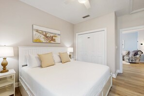 2 bedrooms, iron/ironing board, WiFi, bed sheets - 2nd-floor condo near beach with balcony, outdoor pool, streaming, & washer/dryer (Santa Rosa Beach)