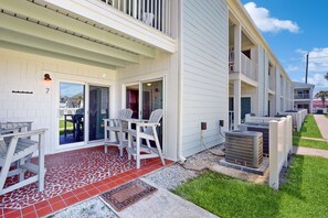 Outdoor dining - Welcoming Ground-Floor Condo with Shared Pool and a Short Stroll from the Beach (Miramar Beach)