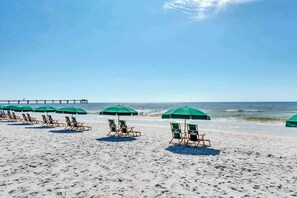 On the beach - 5th Floor Elegant, Welcoming Condo At Waterscape Waterfall, Lazy River (Fort Walton Beach)