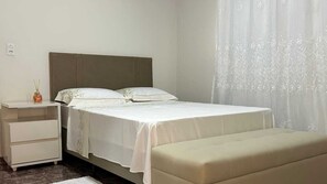 4 bedrooms, iron/ironing board, free WiFi, bed sheets