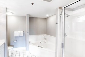 Een douche, een haardroger, handdoeken