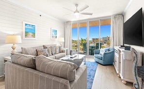 TV, DVD player, offices - Gulf front resort with shared pool, beach access, Lazy river, washer/dryer (Fort Walton Beach)