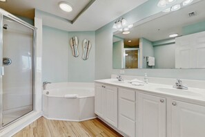 Shower, hair dryer, towels - Gulf-front condo with high-speed WiFi, pools, hot tubs & beach access (Panama City Beach)