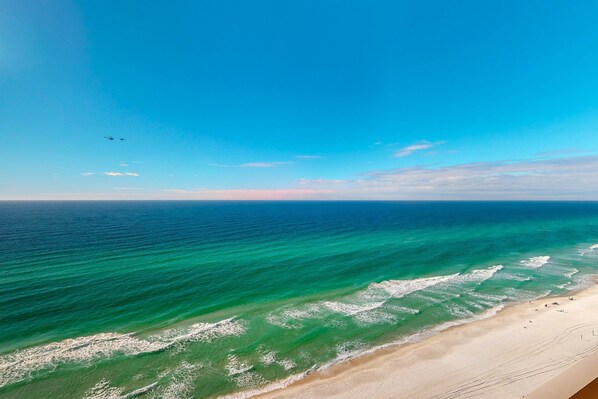 On the beach - Gulf-front condo with high-speed WiFi, pools, hot tubs & beach access (Panama City Beach)