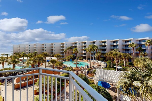 Property grounds - Condo in Gulf Front Resort w/ Shared Amenities w/ Pool & Hot Tub (Fort Walton Beach)