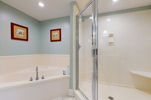 Shower, towels - 4th Floor Welcoming Condo On Okaloosa Island Steps To Beach Lazy River (Fort Walton Beach)