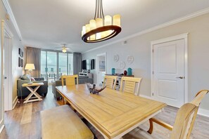 Dining - Sunny Waterscape 6th-floor condo with pools, hot tubs, & stunning Gulf views (Fort Walton Beach)