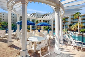 Outdoor dining - 3rd Floor Spacious Condo At Waterscape Children's Playground, 2 Hot Tubs (Fort Walton Beach)