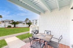 Outdoor dining - Renovated Condo | Pool + Beach Access (Miramar Beach)