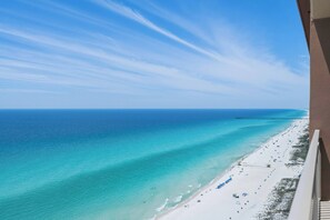 On the beach - 24th-floor oceanfront condo with pool access, ocean view & W/D (Panama City Beach)