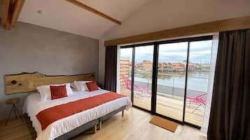 In-room safe, desk, laptop workspace, free WiFi