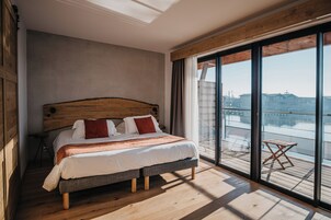 Studio Suite, Bay View | In-room safe, desk, laptop workspace, free WiFi