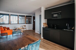 Suite estudio, vista a la bahía | Cocina privada | Frigobar, microondas, parrilla de estufa y utensilios de cocina 