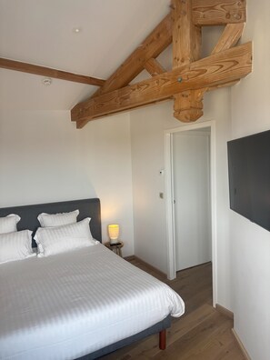 สตูดิโอ | ตู้นิรภัยในห้องพัก, โต๊ะทำงาน, พื้นที่ทำงานแบบใช้แล็ปท  ็อป, Wi-Fi ฟรี