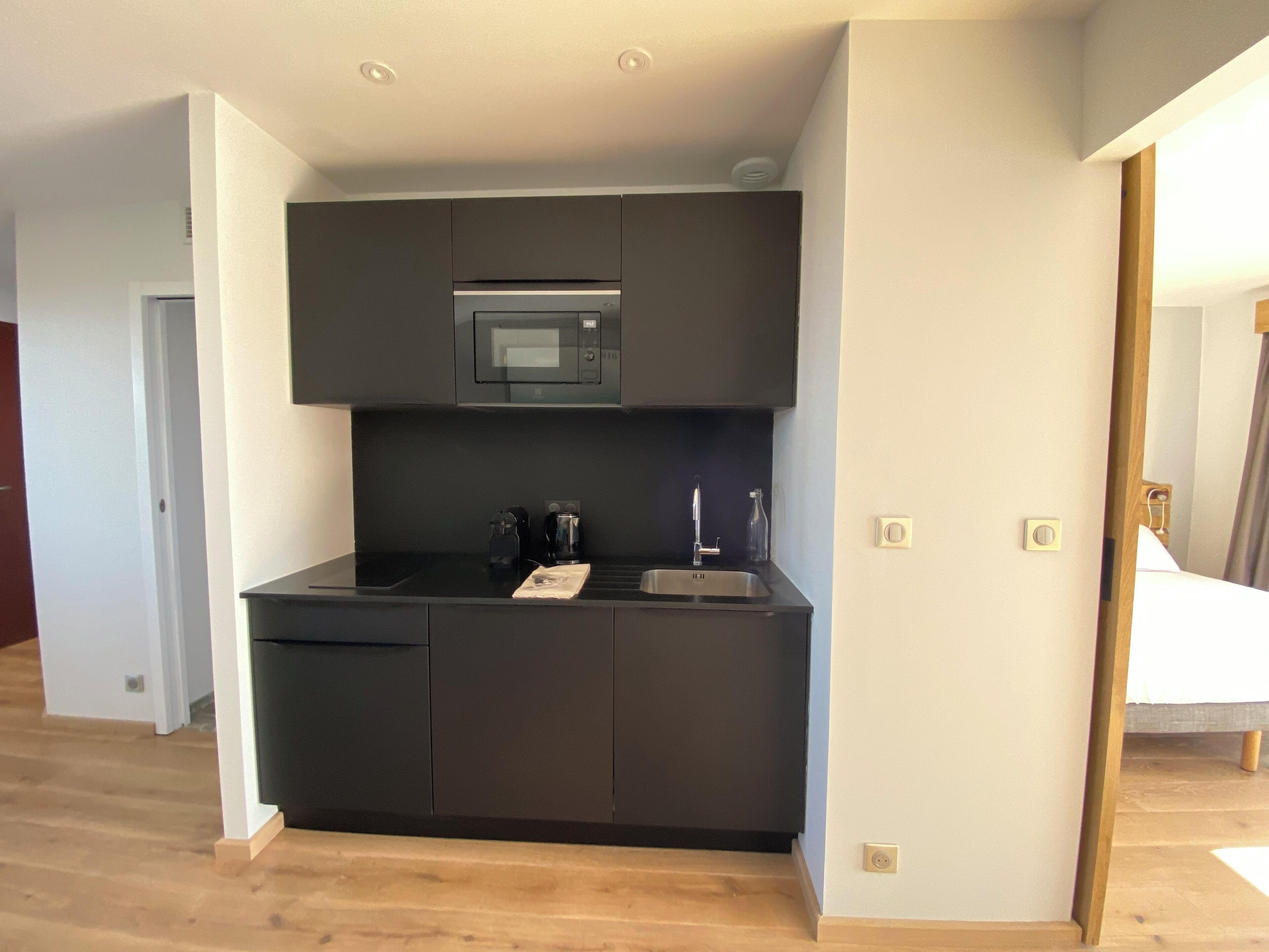 ตู้เย็นเล็ก, ไมโครเวฟ, เตาประกอบอาหาร, เครื่องครัว/จาน/ช้อนส้อม