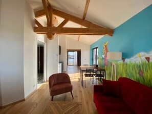 Suite, Bay View | Living area | TV