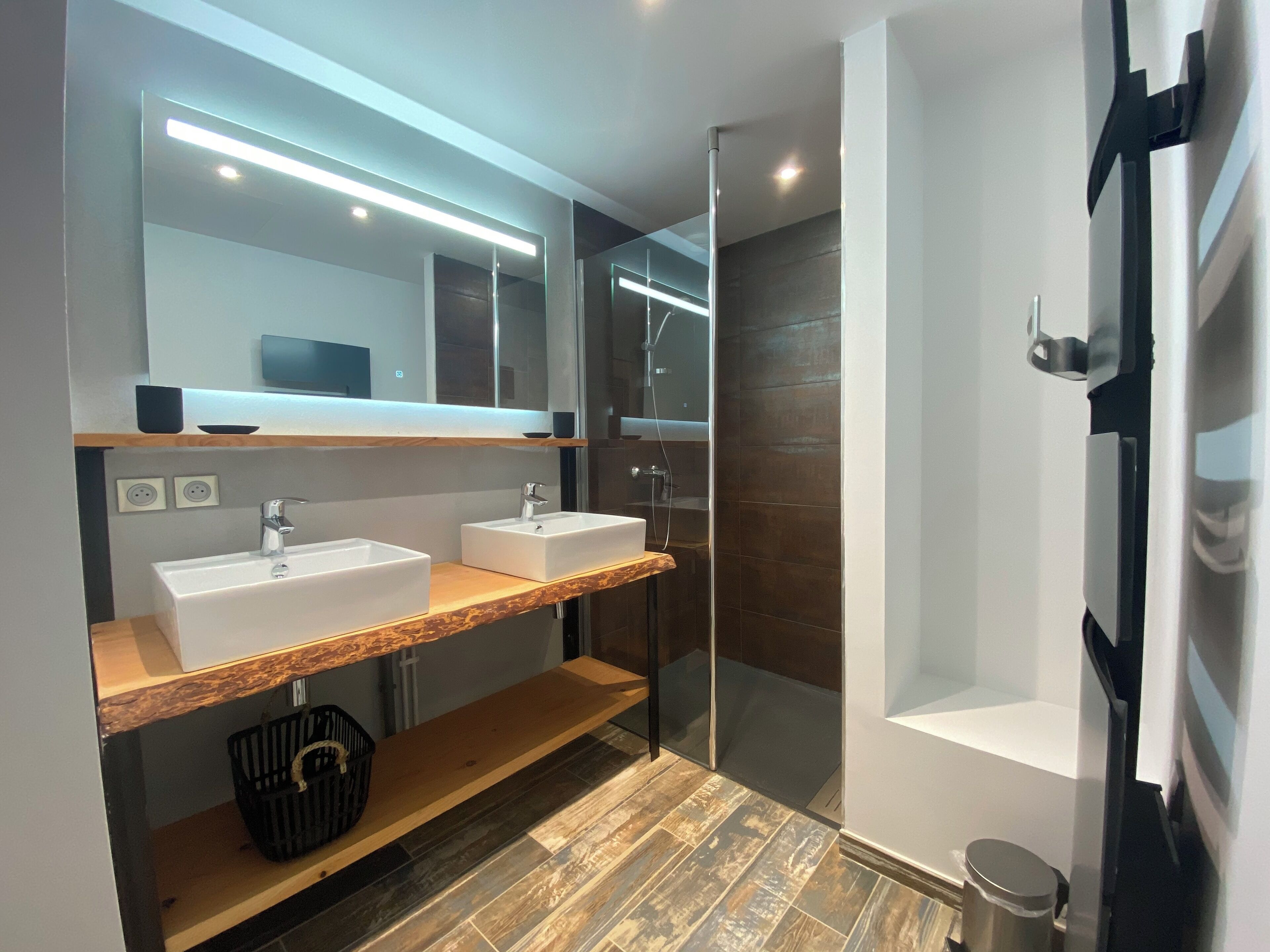 Dusche, Haartrockner, Hausschuhe, Handtücher