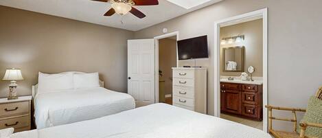 Tabla de planchar con plancha, wifi y ropa de cama