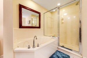 Shower, towels - Spacious Condo At Waterscape Lovely Gulf Views Playground, 2 Hot Tubs (Fort Walton Beach)