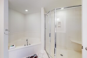 Een douche, handdoeken