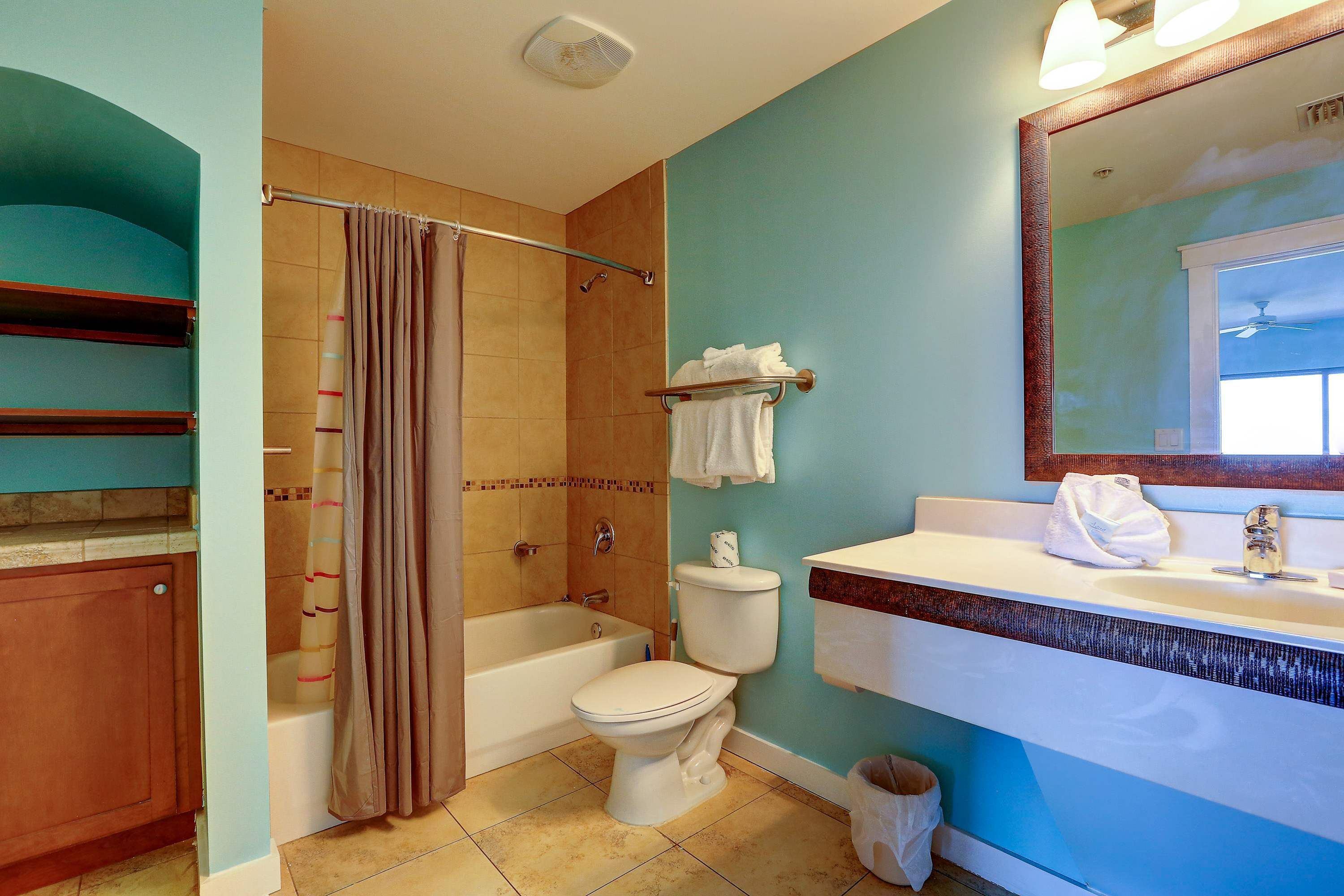 Un baño con bañera, inodoro y lavamanos.